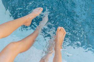 Füße im Pool
