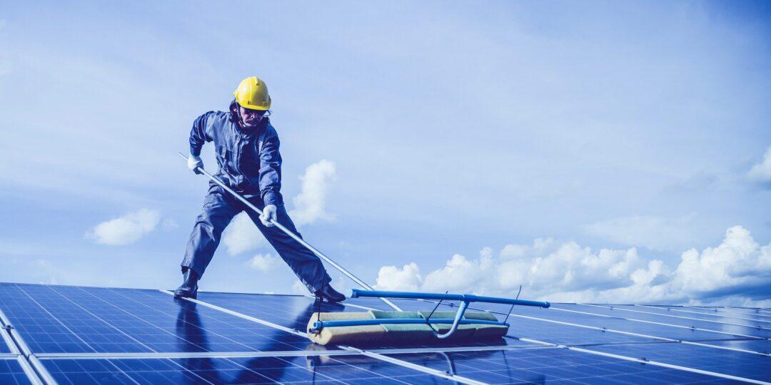 Mann durchführt eine Solarreinigung auf Dach