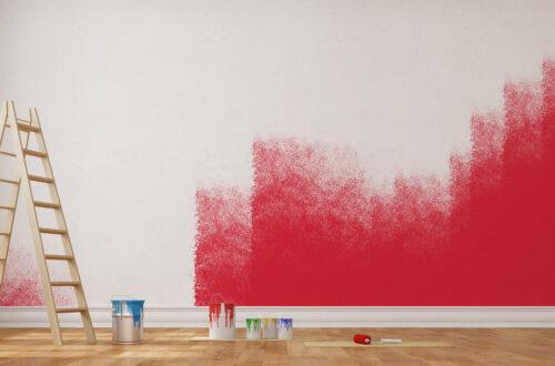Renovierung im Raum einer Wohnung mit roter Farbe