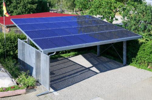 Neues, modernes PV Carport mit halbtransparenten Photovoltaikmodulen