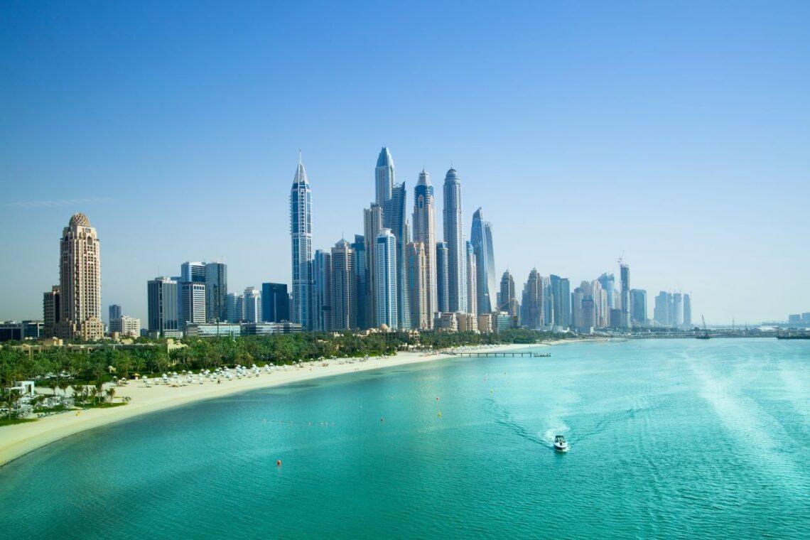 Moderne Skyline von Dubai mit Blick auf das Wasser – Top-Standorte für Immobilien in Dubai kaufen