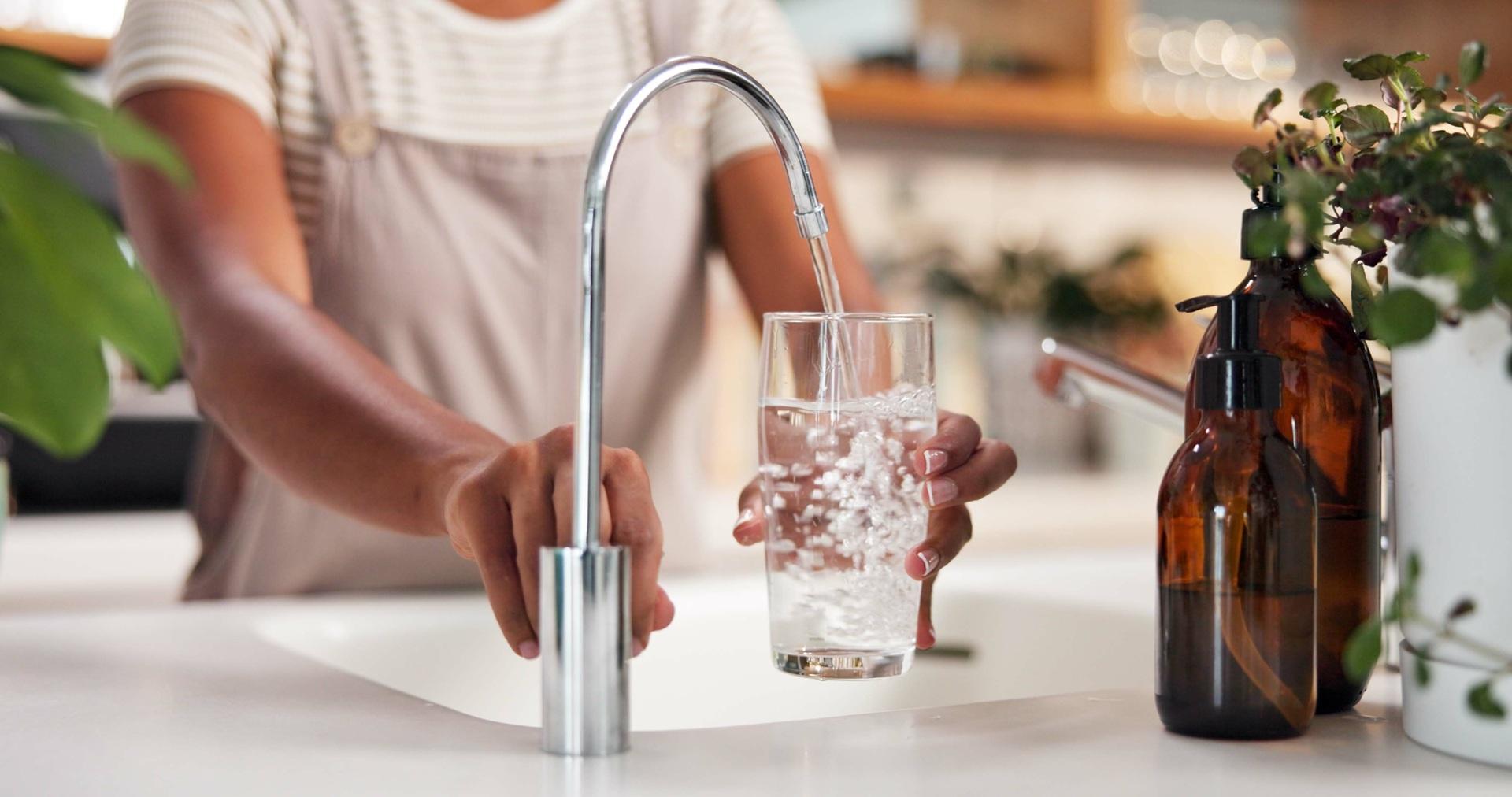 Klares Wasser fließt in Glas | Entkalkungsanlage 