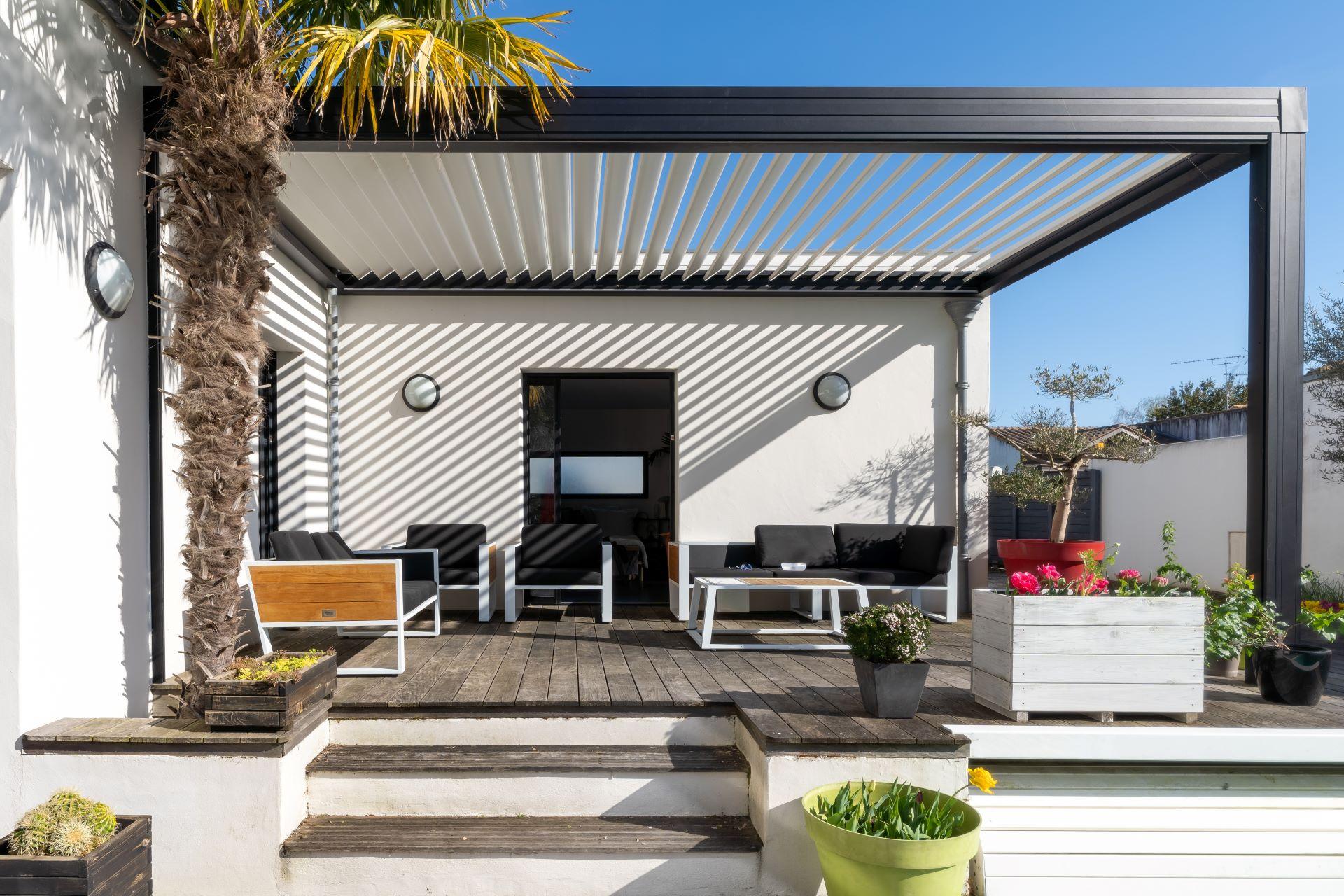Moderne Terrassenüberdachung mit Lamellendach
